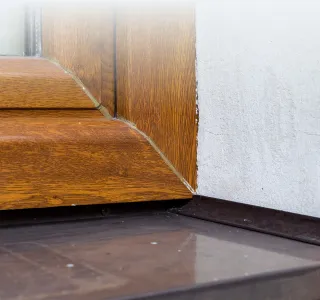 Установка отлива на пластиковое окно - фото